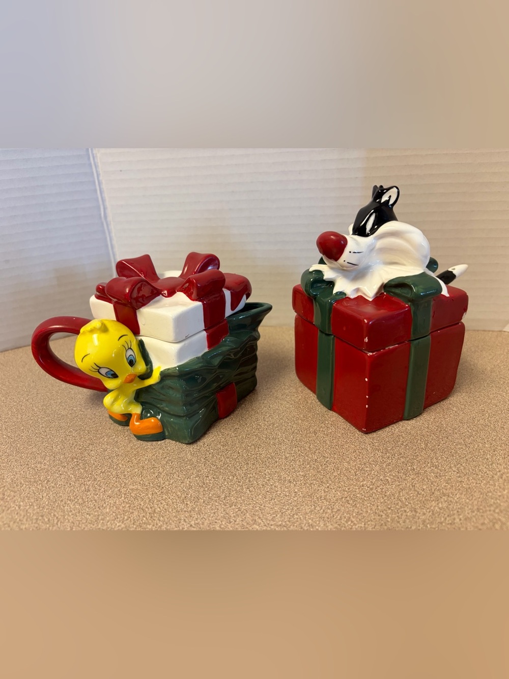Vintage 1995 Looney Tunes Christmas Cream & Sugar Set Tweetie/Sylvester